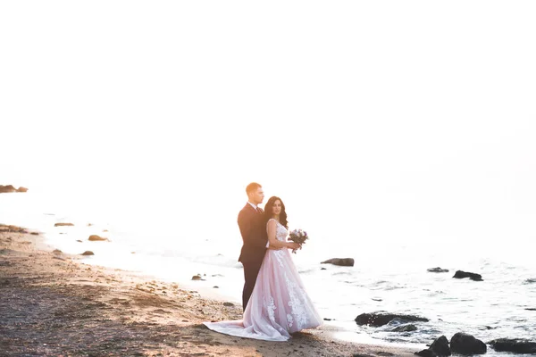 Glückliches Hochzeitspaar übernachtet in schöner Landschaft — Stockfoto