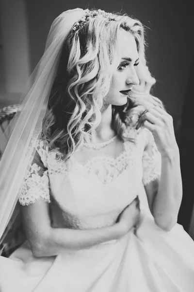 Vacker brud bär mode bröllop klänning med fjädrar med lyx glädje make-up och frisyr, studio inomhus fotografering — Stockfoto