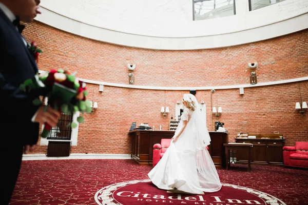 Bella sposa filatura con abito perfetto in un ristorante — Foto Stock