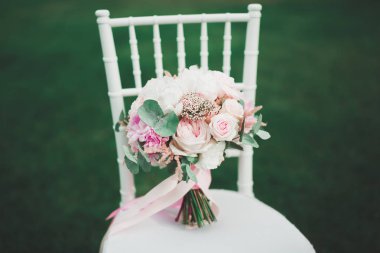 Farklı çiçeklerle güzel bir düğün buketi, güller