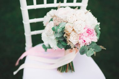 Farklı çiçeklerden oluşan lüks bir düğün buketi.