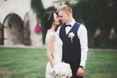 Botanik parkında yürüyen mutlu bir çift..