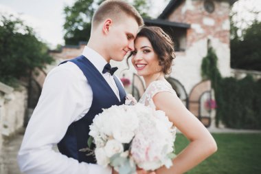 Mükemmel bir çift gelin ve damat düğün günlerinde poz verip öpüşürler.