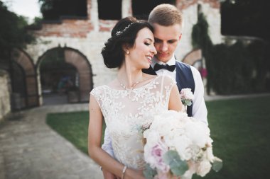 Bahar mevsiminde öpüşen düğün çifti. Yakın plan portre.