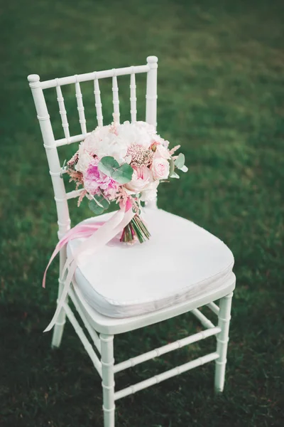 Wonderful luxury wedding bouquet of different flowers — Stock Photo, Image