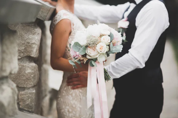 Casal de casamento perfeito segurando buquê de luxo de flores — Fotografia de Stock