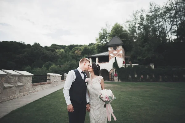 Couple de mariage marié de luxe, mariée et marié posant dans la vieille ville — Photo