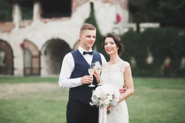 Noiva e um noivo com os copos de champanhe — Fotografia de Stock