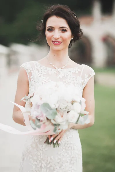 Красива розкішна молода наречена у весільній сукні позує в парку — стокове фото
