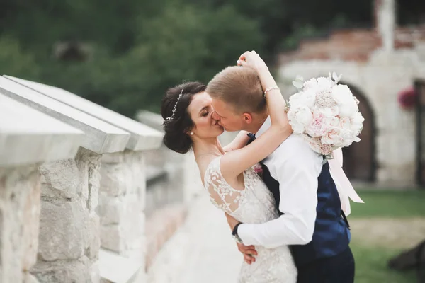 Całowanie ślub para w wiosna natura zbliżenie portret — Zdjęcie stockowe