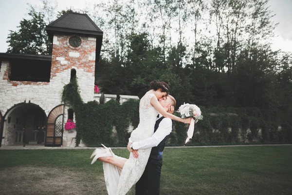 Glædeligt bryllup par gå i en botanisk park - Stock-foto