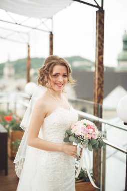 Büyük düğün buket mükemmel manzara törenle üzerinde tutarak gelin