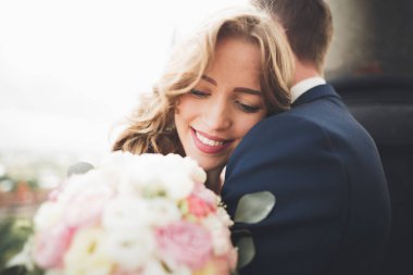 Muhteşem bir düğün çifti eski Lviv şehrinde yürüyor.