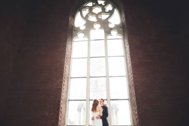 Muhteşem bir düğün çifti eski Lviv şehrinde yürüyor.