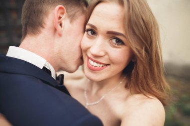 Mutlu düğün kaç sarılma ve birbirlerine arka plan eski kale üzerinde gülümseyen