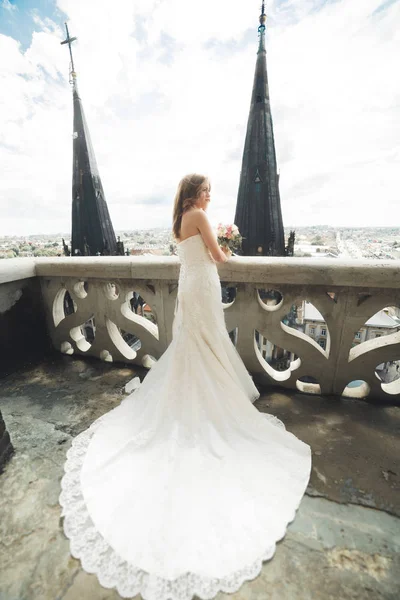 Όμορφη πολυτελή νύφη στο μπαλκόνι με τέλειο τοπίο — Φωτογραφία Αρχείου