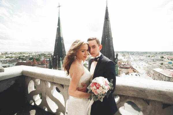 Wunderschönes Hochzeitspaar zu Fuß in der Altstadt von Lviv — Stockfoto