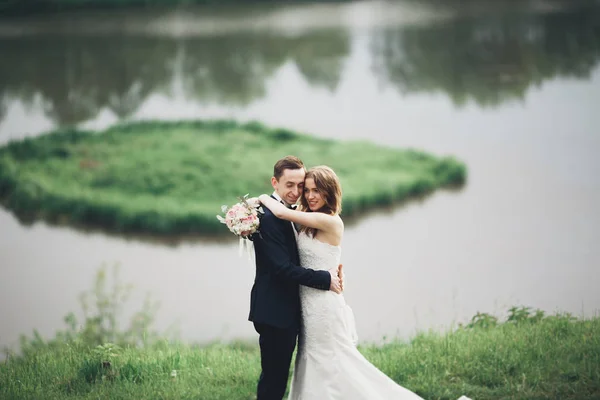 美丽婚礼情侣接吻和拥抱与岛湖附近 — 图库照片