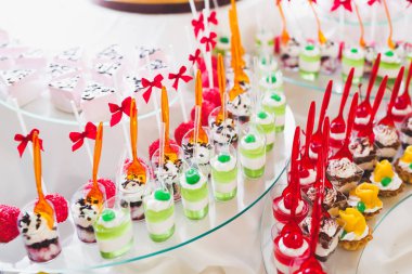 Enfes ve lezzetli bir tatlı masası ve resepsiyonda kapkek fotoğrafları.