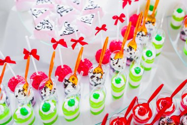 Düğün şekeri büfesinde lezzetli tatlılar, tatlılar, kekler.