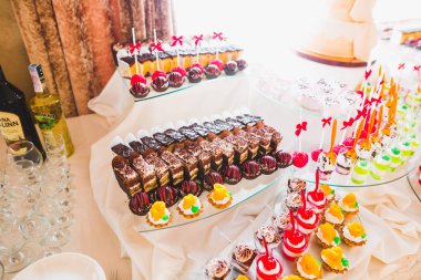 Enfes ve lezzetli bir tatlı masası ve resepsiyonda kapkek fotoğrafları.