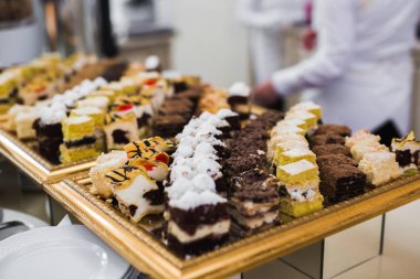 Bir büfe üzerinde pişmiş tatlı çeşitleri