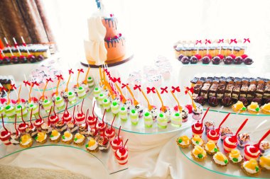 Enfes ve lezzetli bir tatlı masası ve resepsiyonda kapkek fotoğrafları.