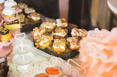 Enfes ve lezzetli bir tatlı masası ve resepsiyonda kapkek fotoğrafları.