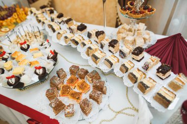 Düğün şekeri büfesinde lezzetli tatlılar, tatlılar, kekler.