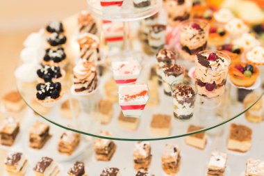 Düğün şekeri büfesinde lezzetli tatlılar, tatlılar, kekler.