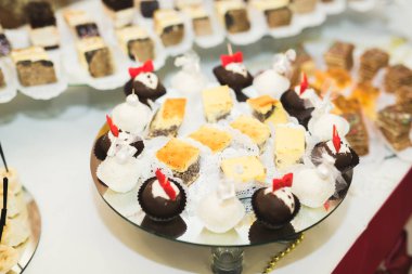 Düğün şekeri büfesinde lezzetli tatlılar, tatlılar, kekler.