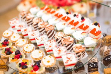 Bir büfe üzerinde pişmiş tatlı çeşitleri