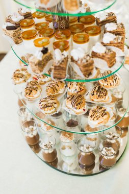 Düğün şekeri büfesinde lezzetli tatlılar, tatlılar, kekler.