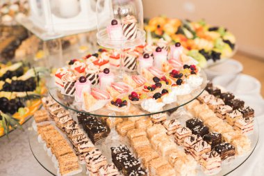 Düğün şekeri büfesinde lezzetli tatlılar, tatlılar, kekler.