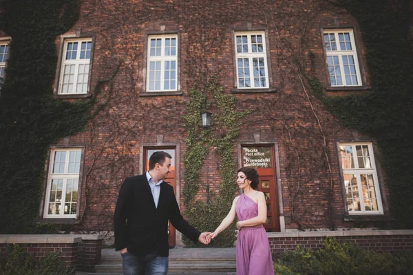 Genç düğün iki aşk hikayesi, gelin ve damat arka planda bina yakın poz sonra. Krakow — Stok fotoğraf