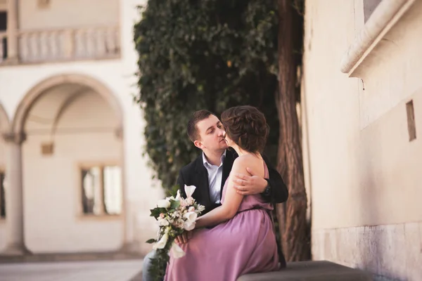 Casal bonito, homem, menina com vestido rosa longo posando no castelo velho perto de colunas. Cracóvia Vavel — Fotografia de Stock