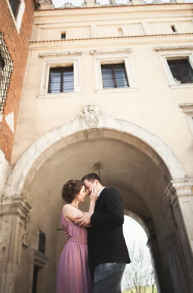 Sposa e sposo in una città vecchia - coppia nuziale — Foto Stock