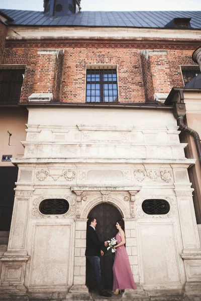 优雅的美丽婚礼夫妇摆在教堂附近。克拉科夫 — 图库照片