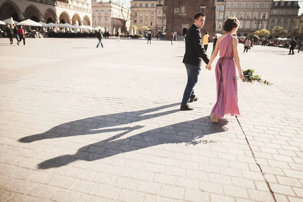 Bruiloft. prachtige paar, bruid met roze jurk wandelen in de oude stad Krakau, hun schaduwen — Stockfoto