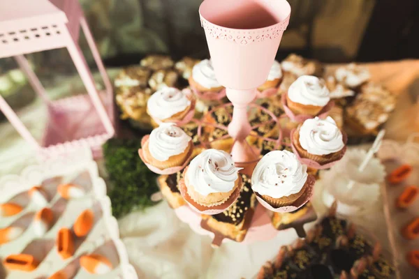 Läckra sötsaker på bröllopsgodis buffé med desserter, cupcakes — Stockfoto