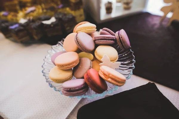 Diferentes tipos de doces assados em um buffet — Fotografia de Stock