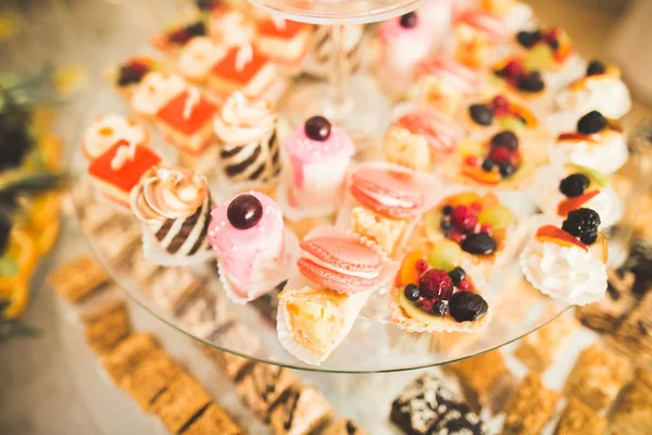 Bir büfe üzerinde pişmiş tatlı çeşitleri