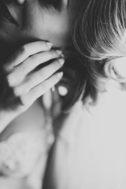 Cüppeli muhteşem gelin bir odada düğün töreni için poz veriyor ve hazırlanıyor.