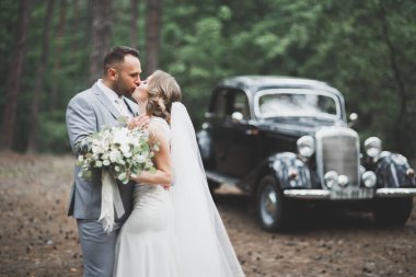 Güzel gelin ve damat düğün günlerinde kucaklaşıp öpüşürler.