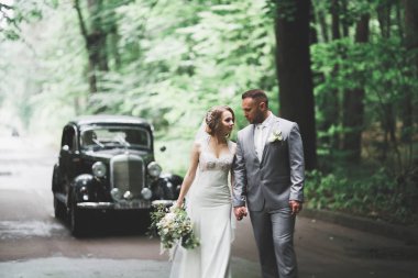 Kafkasyalı mutlu romantik çift evliliklerini kutluyor. Açık hava.