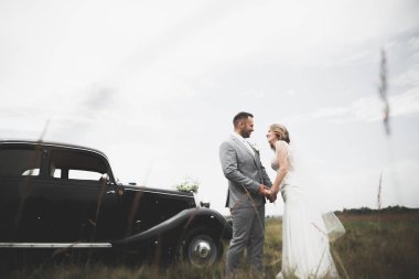 Kafkasyalı mutlu romantik çift evliliklerini kutluyor. Açık hava.