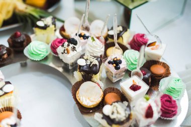 Düğün şekeri büfesinde lezzetli tatlılar, tatlılar, kekler.