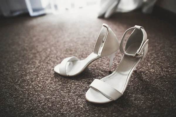 Gelin için beyaz şık düğün ayakkabıları. Yakın plan.
