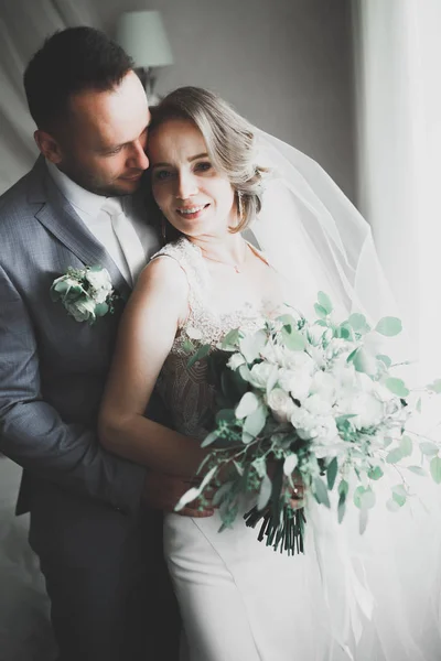 Bella coppia di nozze felice, sposa con abito lungo bianco — Foto Stock