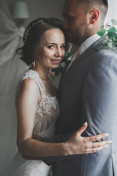 Bela noiva e noivo abraçando e beijando em seu dia do casamento — Fotografia de Stock